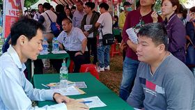屏東地區就業博覽會登場（1）勞動力發展署高屏澎東分署17日在屏東縣立體育館前廣場舉辦「屏東地區就業博覽會」，超過100家廠商提供逾千個工作機會，吸引大批民眾前往參觀。中央社記者郭芷瑄攝　107年3月17日