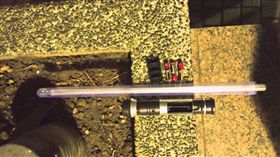 烏龍「詐」彈引恐慌　竟是星戰光劍「玩具」握柄（圖／翻攝畫面）