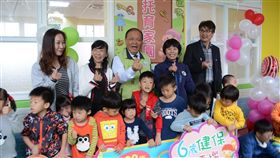 澎湖第2處公托家園揭牌啟用（2）澎湖縣政府在湖西國小打造第2處公共托育家園，1日正式揭牌啟用，縣長陳光復（後中）等人出席，盼讓澎湖家庭能享有更完善的公共化托育服務。中央社　107年11月1日