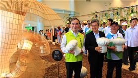 副總統參訪花博樂農館副總統陳建仁（前中）8日前往台中花博外埔園區，參觀以台灣代表農作物「稻、果、菇、茶」的「樂農館」。中央社記者蘇木春攝　107年11月8日