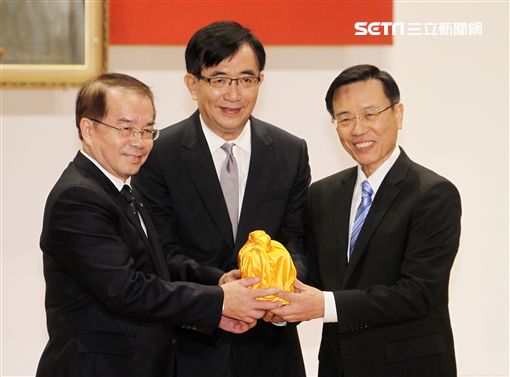 交通部長吳宏謀（中）主持台鐵局卸任局長鹿潔身（左）新任局長張政源（右）交接暨宣誓就職儀式。（記者邱榮