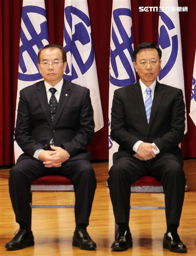 交通部長吳宏謀（中）主持台鐵局卸任局長鹿潔身（左）新任局長張政源（右）交接暨宣誓就職儀式。（記者邱榮吉攝影）