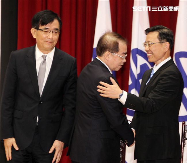 交通部長吳宏謀（中）主持台鐵局卸任局長鹿潔身（左）新任局長張政源（右）交接暨宣誓就職儀式。（記者邱榮吉攝影）