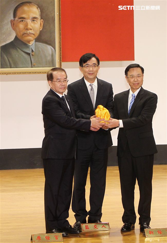 交通部長吳宏謀（中）主持台鐵局卸任局長鹿潔身（左）新任局長張政源（右）交接暨宣誓就職儀式。（記者邱榮吉攝影）