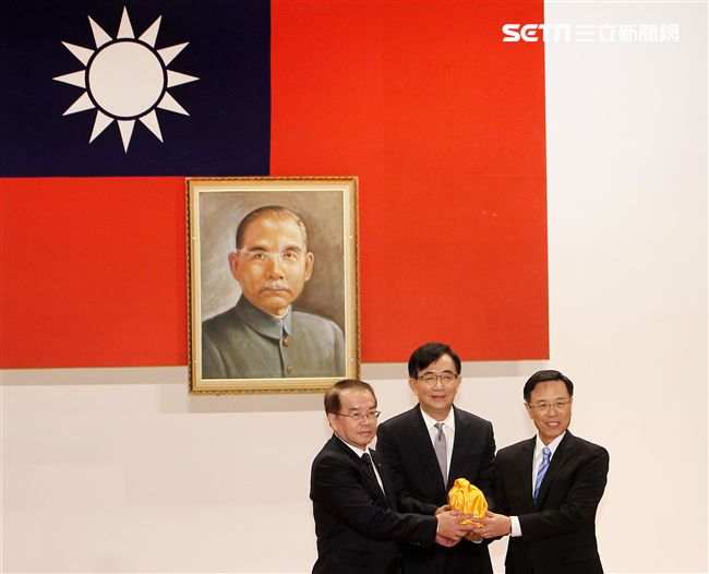 交通部長吳宏謀（中）主持台鐵局卸任局長鹿潔身（左）新任局長張政源（右）交接暨宣誓就職儀式。（記者邱榮吉攝影）