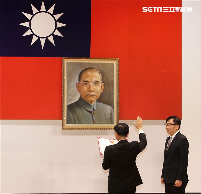 交通部長吳宏謀（中）主持台鐵局卸任局長鹿潔身（左）新任局長張政源（右）交接暨宣誓就職儀式。（記者邱榮吉攝影）