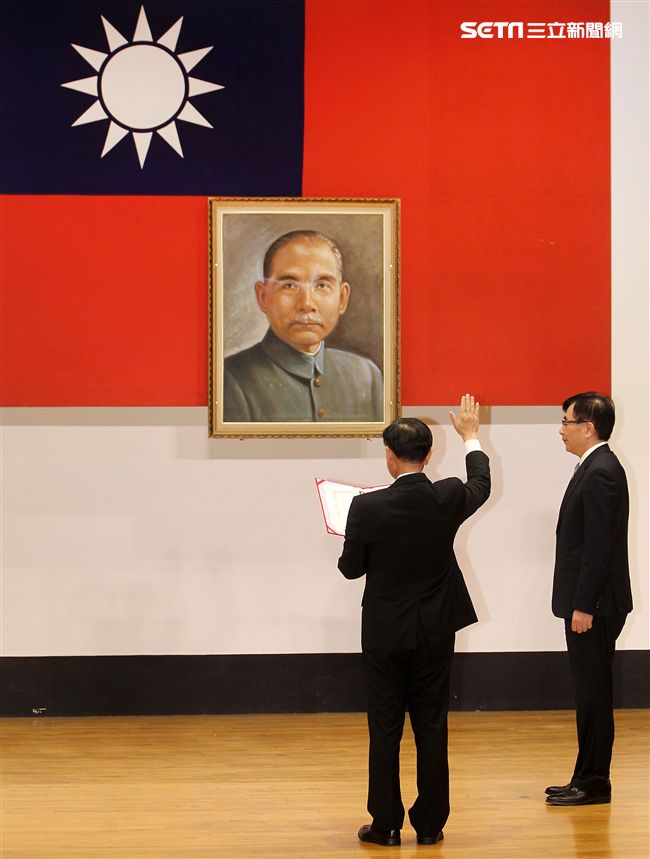 交通部長吳宏謀（中）主持台鐵局卸任局長鹿潔身（左）新任局長張政源（右）交接暨宣誓就職儀式。（記者邱榮吉攝影）