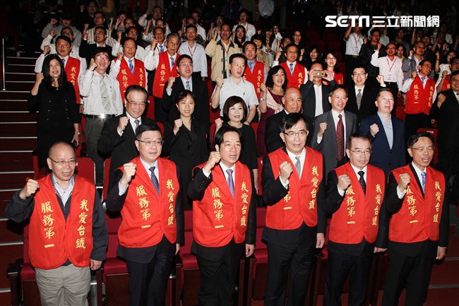 行政院長賴清德出席台鐵新卸任局長交接典禮，為台鐵人加油打氣。（記者邱榮吉/攝影）