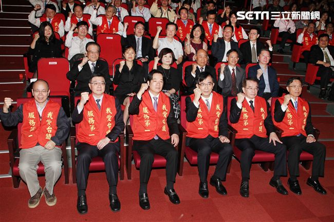 行政院長賴清德出席台鐵新卸任局長交接典禮，為台鐵人加油打氣。（記者邱榮吉/攝影）