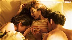 陳怡蓉（中）黃柏鈞（右）Janet（左）《雙城故事》上演激吻情節。（圖／青睞影視提供）