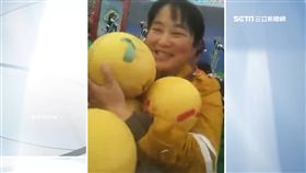 	
江西萬人品柚活動 大媽大爺失控狂搶柚
