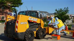 金門非洲豬瘟緊急防疫模擬演練登場金門縣動植物防疫所辦理的「非洲豬瘟緊急防疫模擬演練」7日下午登場，撲殺組人員全副武裝，模擬撲殺感染非洲豬瘟的豬隻，並以清運機具將豬隻屍體送入挖好的坑洞。中央社記者黃慧敏攝　107年11月7日