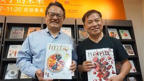 益品書屋前進嶺東科大　台中嶺東科大與益品書屋合作，7日起至20日在校內舉辦書展，盼多元知識內涵啟發學生創意學習，書屋創辦人戴勝益（右）現場也和學子分享創業經驗。左為嶺東科大校長趙志揚。中央社記者趙麗妍攝　107年11月7日