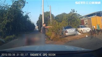 老婦遭惡犬咬滿身血　男英勇逼退狗群