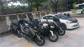 交通部修法 汽車停車格可停放多輛重機（圖／爆怨公社）