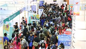中山大學就博會　人潮滿滿2018「徵才實料」高屏地區就業博覽會，10日在國立中山大學體育館登場，適逢週末假日，現場擠滿求職人潮。（中山大學提供）中央社記者陳朝福傳真　107年3月10日