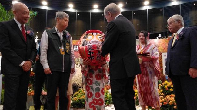 日群馬縣訪花博　為吉祥物點睛祈福