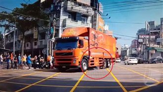 老伯騎單車軋大貨車　一秒捲輪下斷腿