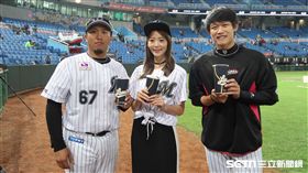 Lamigirls李亞璇帶著珍珠奶茶給羅德隊的哥哥李杜軒和陳冠宇。（圖／記者王怡翔攝影）