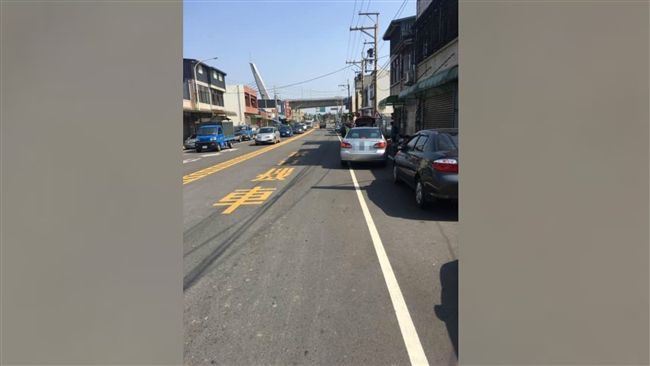 機車優先道停滿汽車　他罵：要怎麼騎