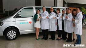 資深媒體人黃寶慧捐贈北榮身障重建中心一台「寶慧愛心號」新車，希望能為偏鄉醫療盡一份心力。（圖／北榮提供）