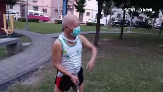 阿伯公園練揮杆　鄰近遊樂場憂砸童