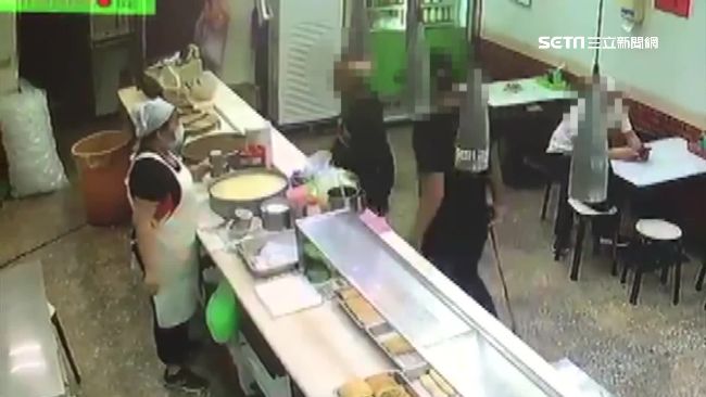 嫌阿嬤店員動作慢！2男怒拿球棒砸店