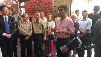 財神廟招標蓋新厝　他連擲8聖杯得標