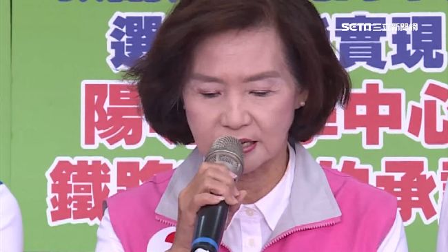 記者會沒排練？林姿妙6度瞄稿遭抓包