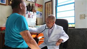 謝春梅留鄉行醫74年苗栗縣公館鄉福基診所97歲老醫師謝春梅（右），行醫至今74年，堪稱全台最年長執業醫師，長年奉獻地方醫療，多次獲頒醫療奉獻獎。中央社記者管瑞平攝　107年11月9日