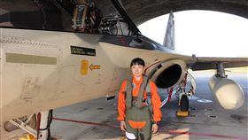 空防再添女英雄！飛官完成換裝訓練