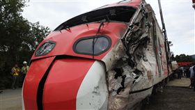 普悠瑪事故列車展開移置　車體變形扭曲台鐵普悠瑪列車出軌翻覆事故，造成嚴重傷亡，經檢警蒐證後，22日下午3時展開車廂移置作業，可見車體嚴重變形扭曲。中央社記者王鴻國攝　107年10月22日
