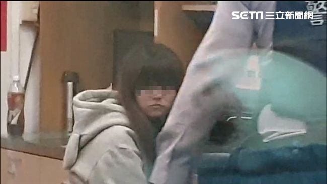男童當動物養　僅丟吃剩麵包便當給他