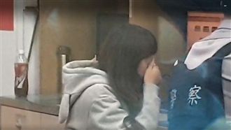 2歲童縮馬桶旁餓死　警抱小身軀淚崩