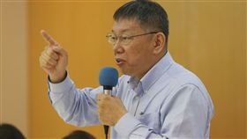 民團提社福政策　柯文哲列舉條列式回應台北市社會福利聯盟9日在台北舉辦「民間版社會福利政策白皮書發表會」，台北市長柯文哲（右）指出，高齡化等狀況將影響台灣，他以一個理念、兩個態度、三個作法回應，並提及反對發重陽敬老金原因。中央社記者徐肇昌攝　107年11月9日