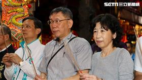 柯文哲陳佩琪士林慈諴宮參拜台北市長柯文哲（中）8日起請假，全心投入選戰，晚間與妻子陳佩琪（右）一起到士林夜市掃街拜票，並前往慈諴宮參拜祈福。中央社記者張皓安攝　107年11月8日