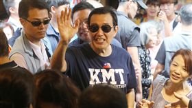 馬英九陪同北市議員參選人張斯綱掃街（1）前總統馬英九（前中）6日陪同國民黨台北市議員參選人張斯綱在北投市場掃街拜票，馬英九向民眾揮手致意。中央社記者徐肇昌攝　107年11月6日