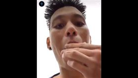 林書豪吃起爆米花（圖／翻攝自推特）