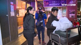 抱男童「皮包骨」遺體…葬儀人員落淚