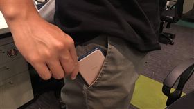 手機千萬別亂放　當心！放這7大地雷區恐致癌還影響生育（記者郭奕均攝影）