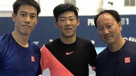 曾俊欣（中）與偶象錦織圭（左）對練2小時。（圖／曾育德提供）