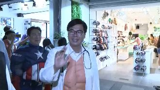 陳其邁角色扮演超拚！脫下西裝秀腹肌