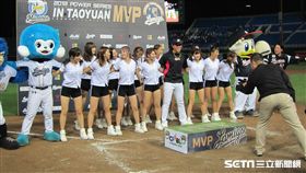 ▲千葉羅德投手岩下大輝獲得單場MVP後，與LamiGirls共舞。（圖／記者蕭保祥攝影）