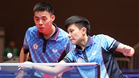 16:9
亞運桌球　陳建安鄭怡靜混雙止步8強（1）2018雅加達－巨港亞運進行桌球混雙賽程，中華隊混雙組合鄭怡靜（右起）與陳建安在擊敗泰國組合晉級8強後，不敵香港隊伍，8強止步。中央社記者張新偉雅加達攝　107年8月29日