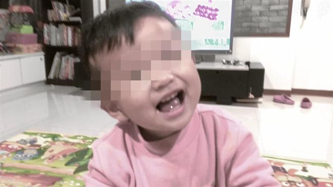 男童生前健康貌曝光　代照顧友人火大