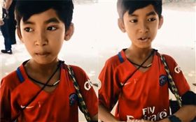 即興改編！柬埔寨男孩高唱我們不一樣
（圖／翻攝自臉書）