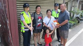 花蓮市民主里長參選人王文德（右1）。（圖／翻攝自花蓮縣警察局花蓮分局臉書）
