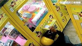 陳男拿父親釣竿做成犯罪工具，專釣娃娃機的小海螺藍芽喇叭，警方循線將他逮獲，訊後依竊盜罪送辦（翻攝畫面）