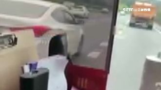 轎車逼車遊覽車　乘客怒轟：故意的