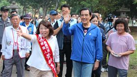 決戰嘉義民主聖地　藍綠都打總統牌（1）嘉義市長選舉競爭激烈，藍綠11日都打「總統牌」，國民黨嘉義市長參選人黃敏惠（前左2）由前總統馬英九（前右2）陪同到嘉義公園拜票。中央社記者江俊亮攝　107年11月11日